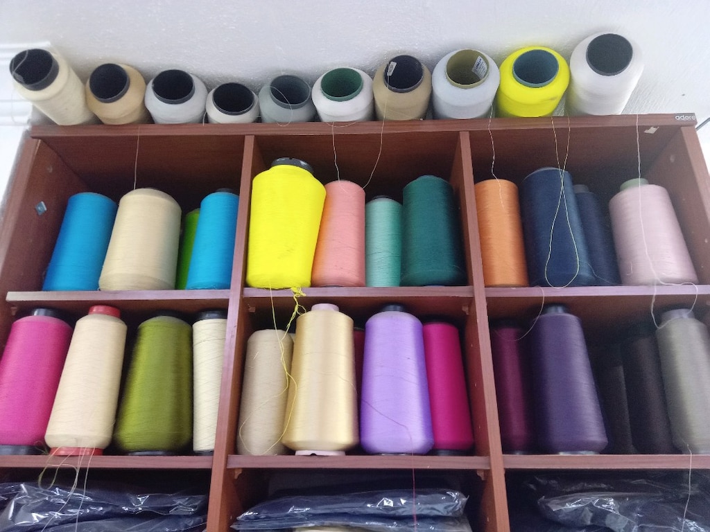 Overlok muz ip bobin ve kumaş parçaları , her renk bobin mevcut - 4