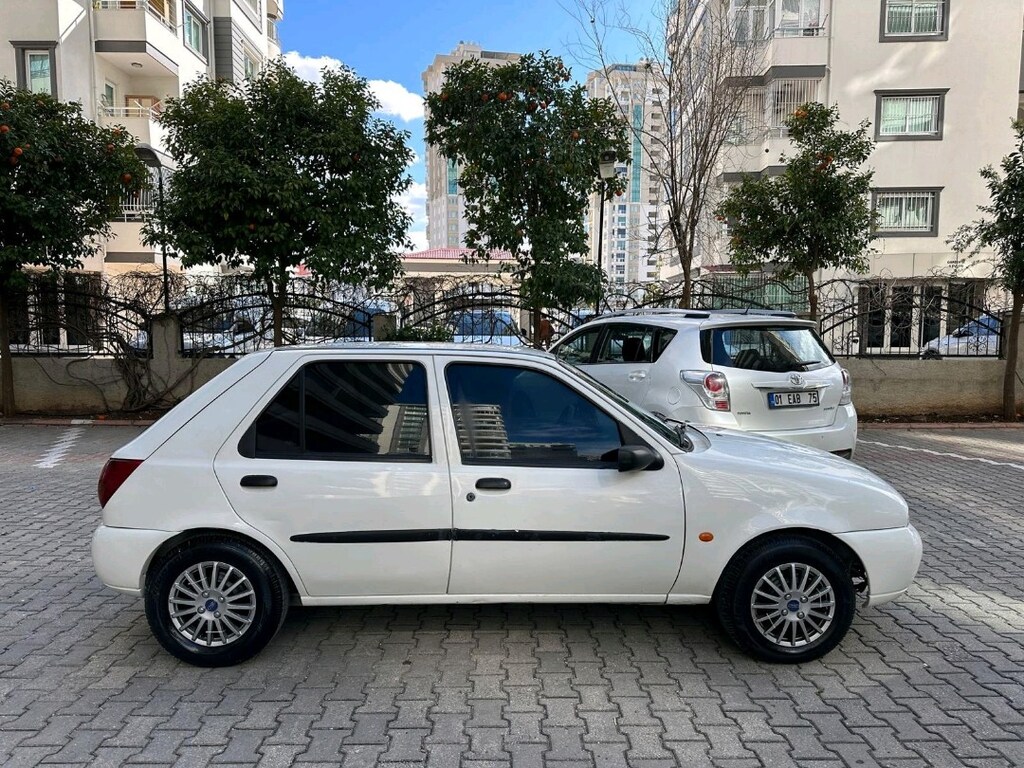 Beyaz Ford Fiesta - 3