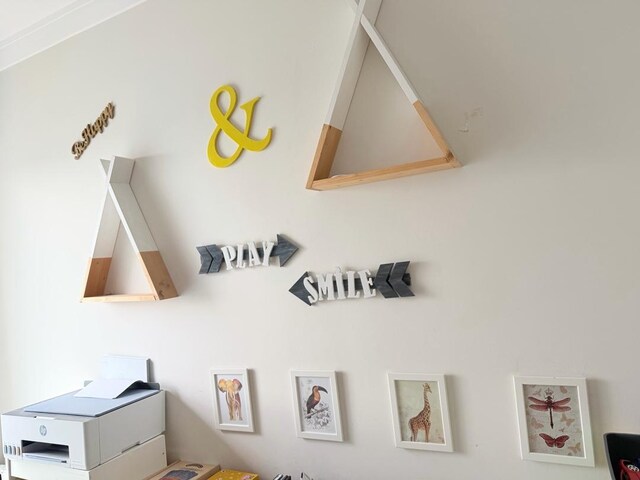 Montessori çocuk odası raf ve dekor