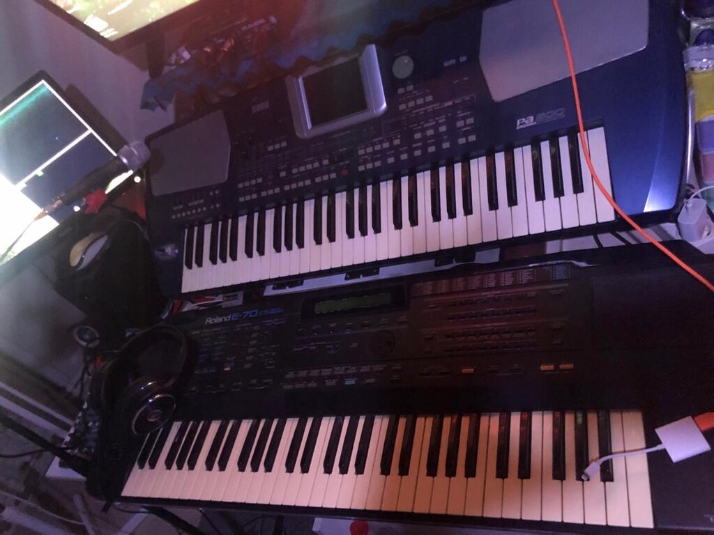 KORG PA500TR - ROLAND E70 - 2