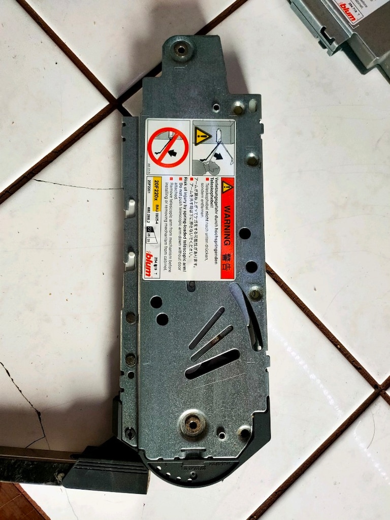 Blum Aventos HF katlanır kapak kaldırma mekanizmaları serisinin 20F220 - 3