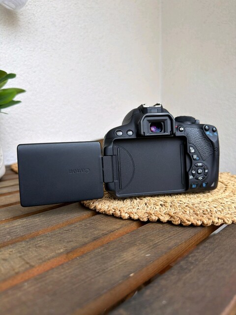 Canon 700 d temiz kullanılmış.