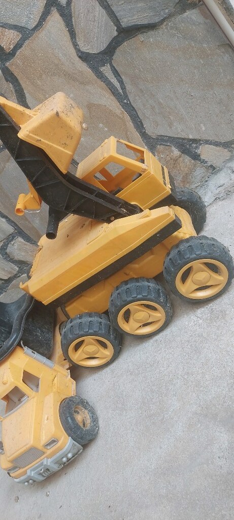 2 adet oyuncak. büyük kamyon ve 6 teker kepçe - 3