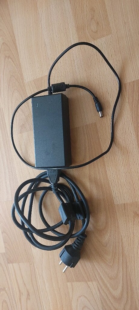 - adaptör şarj kablosu (kalın uçlu )