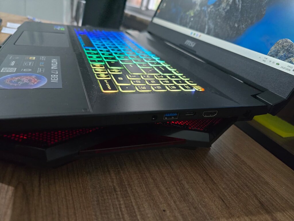 Oyuncu Laptop MSI KATANA 17 (RTX 4070/ i7-13620H / 32GB RAM / 1TB SSD) - 4