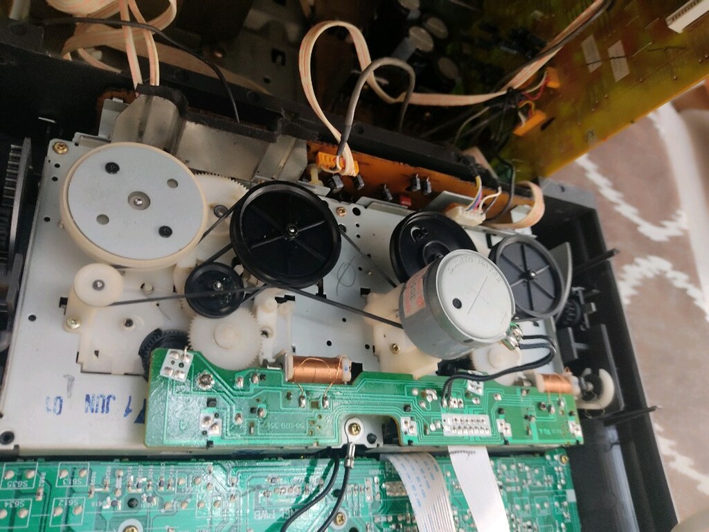Sony MHC-AV 50 Müzük setinin kaset bölümü lastikleri üzerinde. - 2
