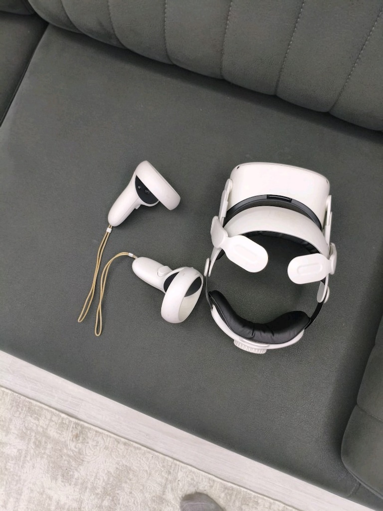 Meta Quest 2 VR - 4