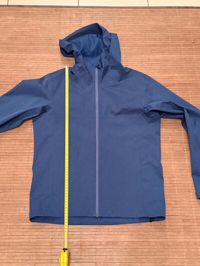 Uniqlo mavi kapüşonlu yağmurluk