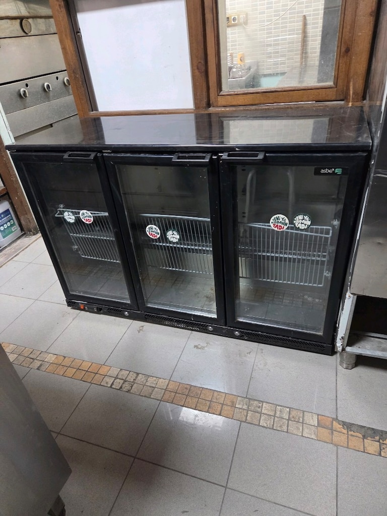 Soğutmalı 3 Kapılı Dolap Endüstriyel Camlı Bar Altı Dolap Şişe Soğutma - 2