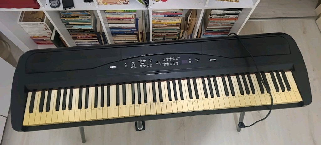 Korg SP-280 dijital piyanodur. - 5
