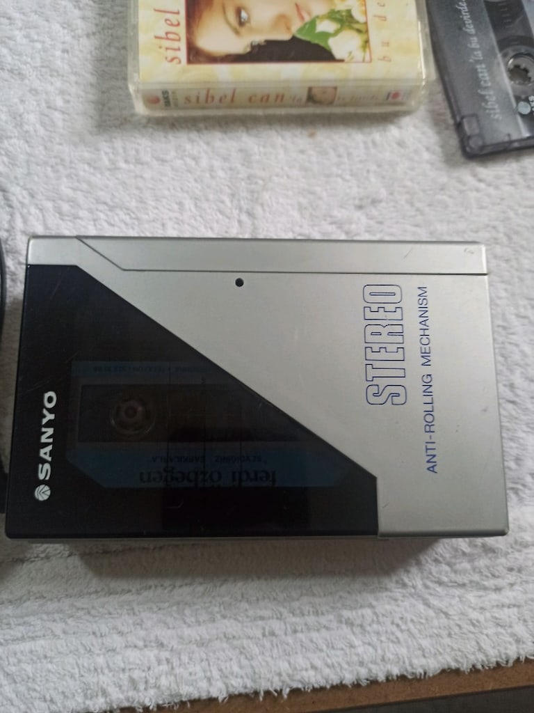 Sanyo M-G12 Walkman - 3