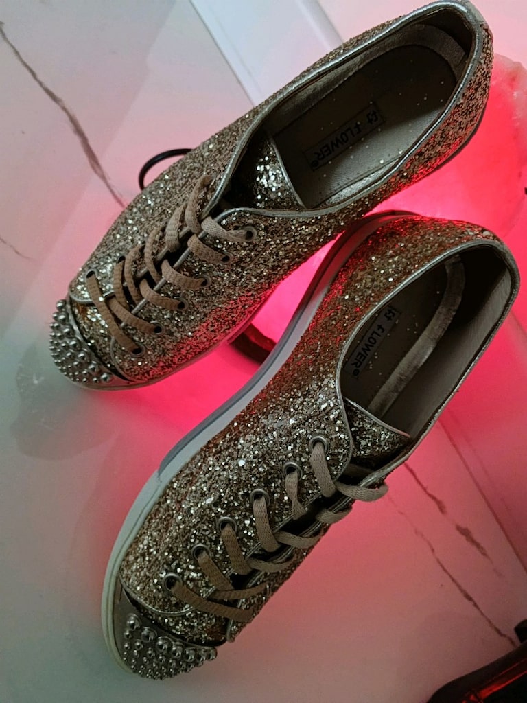 Lesille FLOWER Dore simli önü Gümüş Droglu maskeretli sneaker.