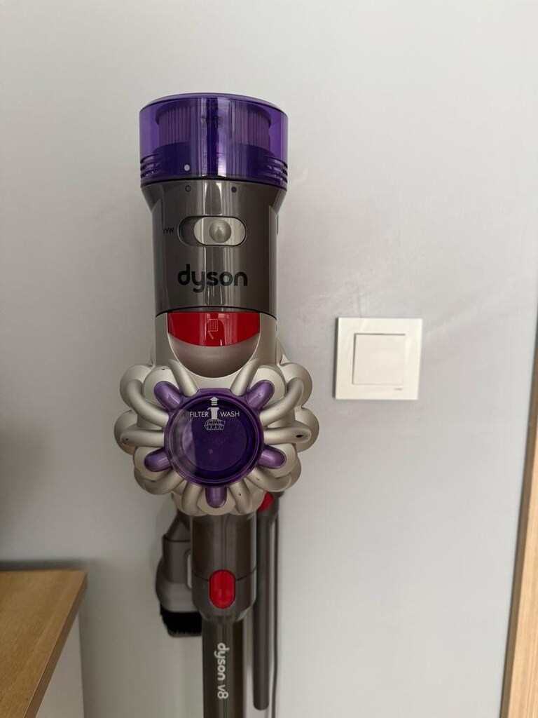 dyson v8