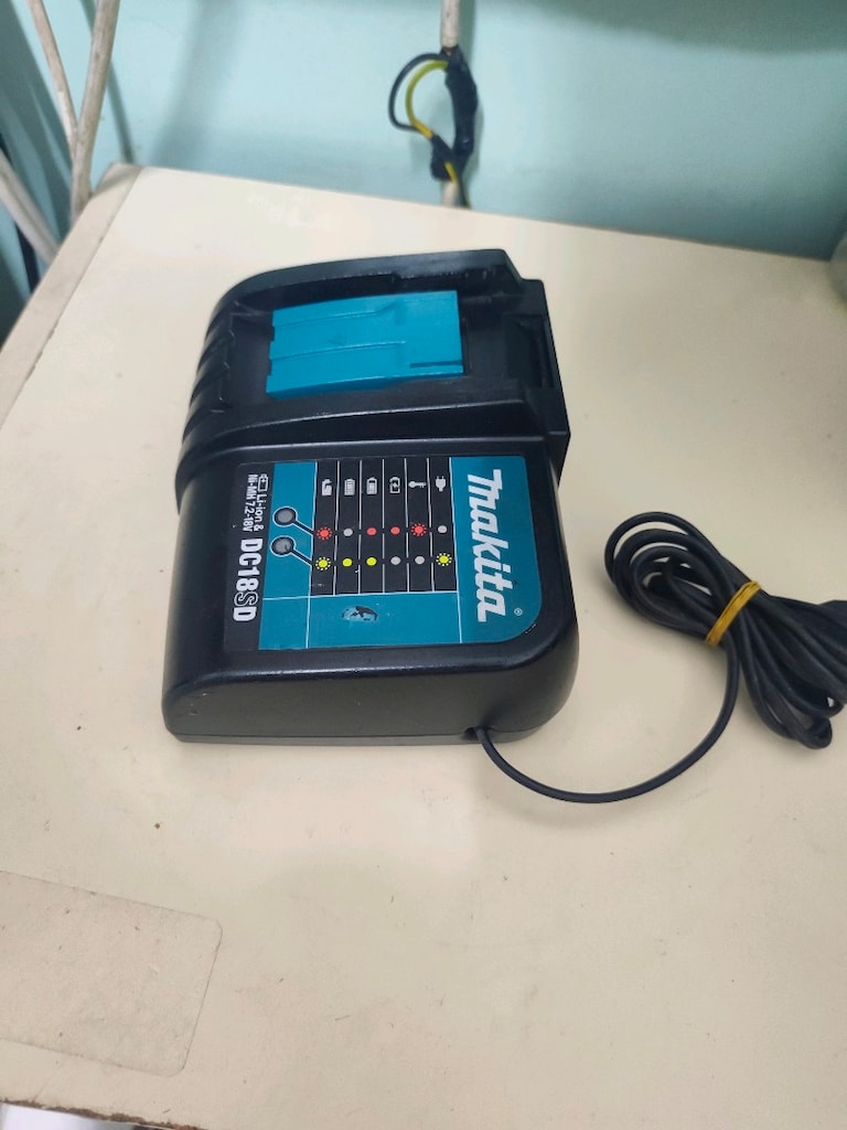Makita DC18SD şarj cihazı - 4
