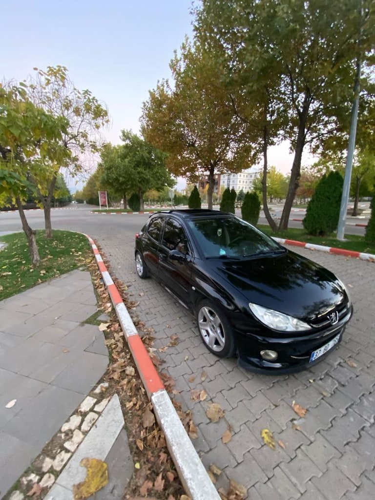 Siyah Hatchback Araba - 4