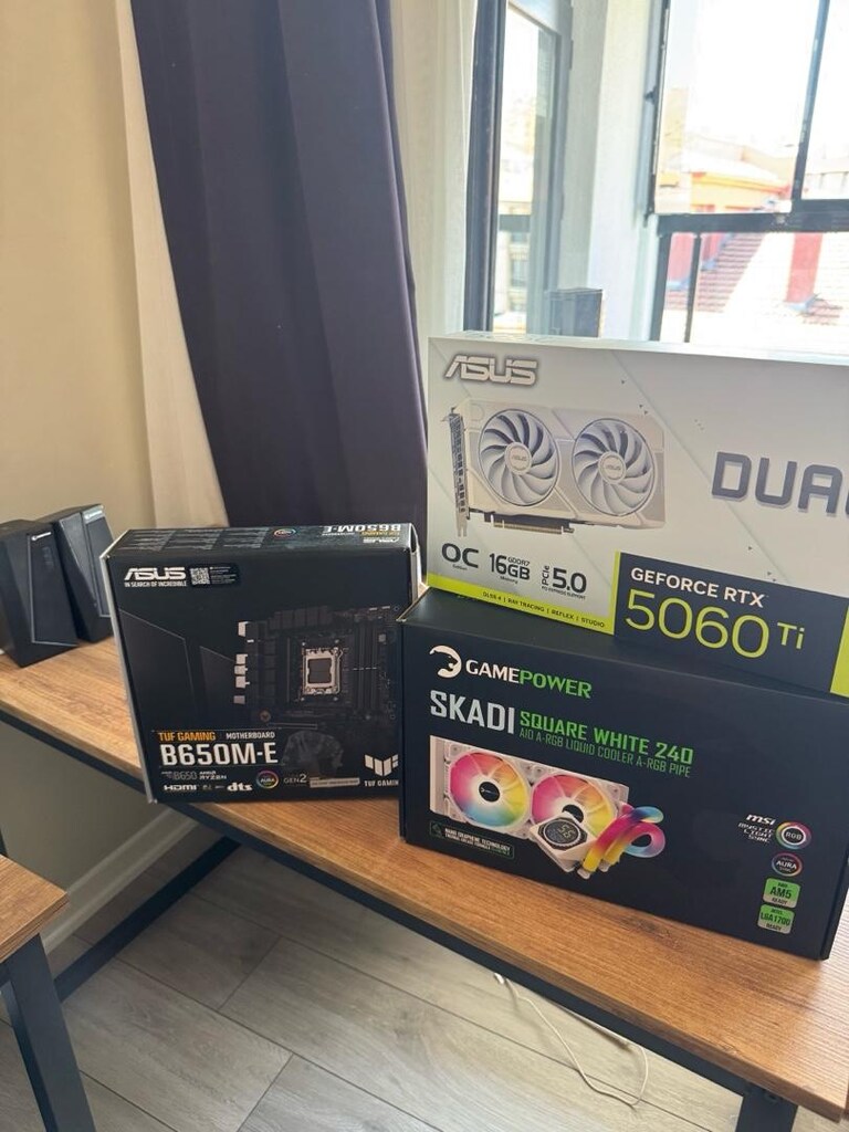 Beyaz Gaming Kasa Özel RTX 5060 Tİ 16GB white - 5