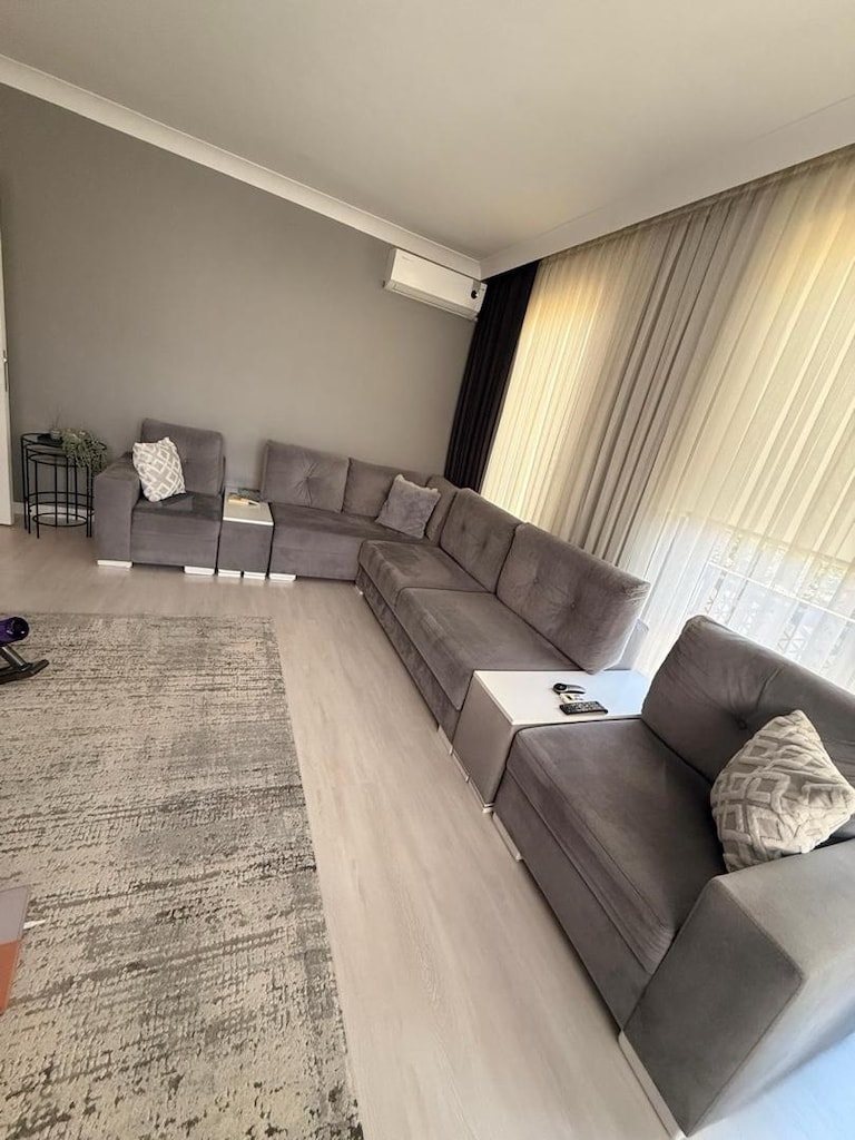 1 Gri yataklı köşe takımı + 1 Tekli Koltuk+ 1 Puf+ 2 ara sehpa tay tüy - 8