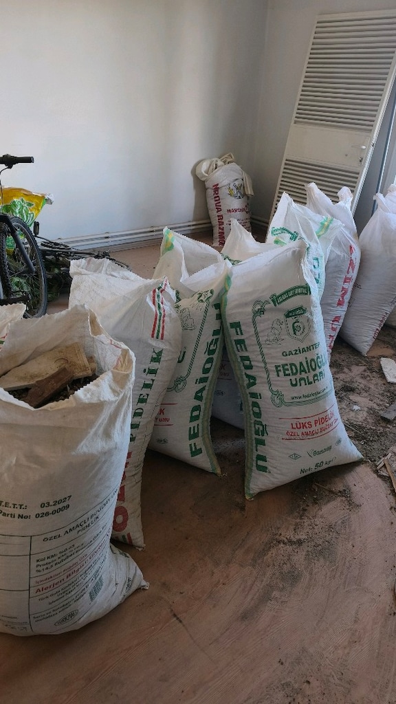 KİLOSU 100 TL DİR gübre dinlenmiş 500 kilo var alınırsa yarı fiya - 4