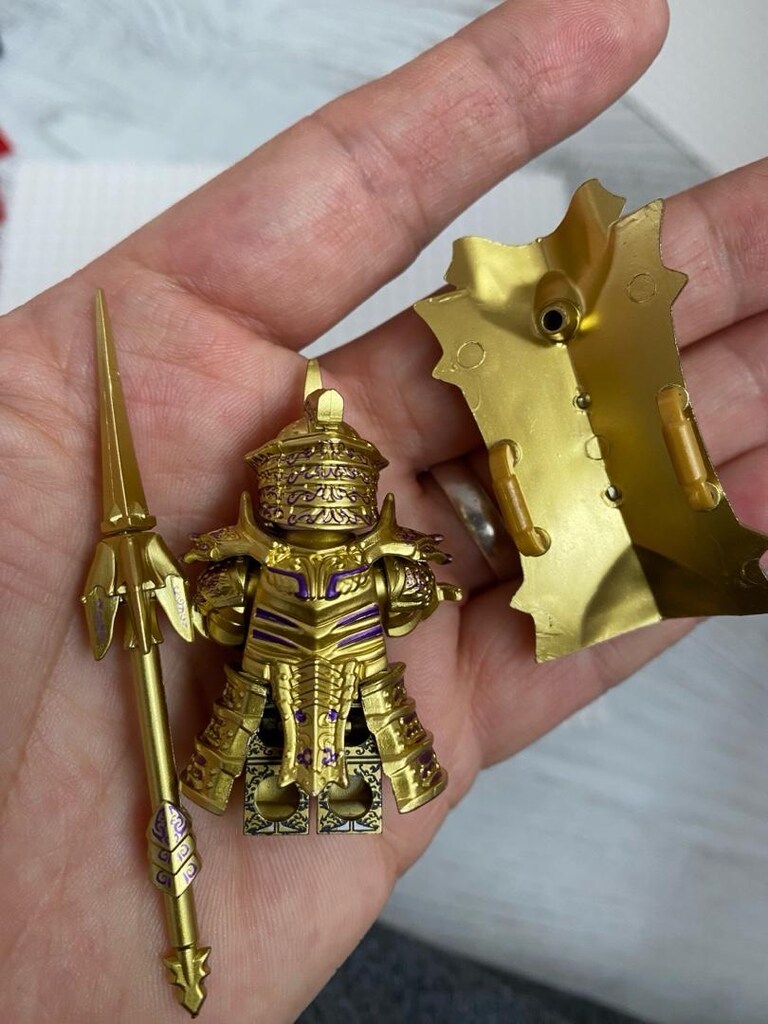 Lego Tower Knight altın minifigürü - 2
