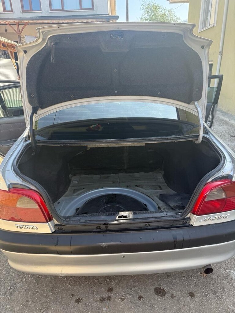 Toyota avensis 2.0 - 12
