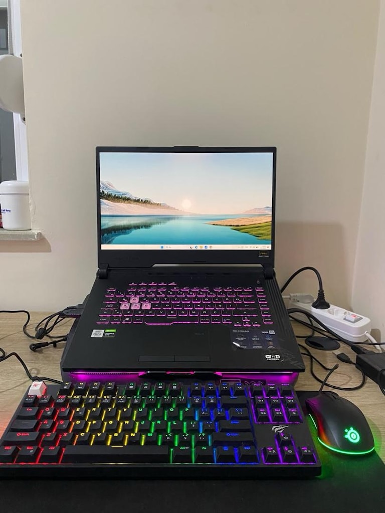 Asus ROG Strix G15 (G512) serisine ait bir laptop modelidir. - 4