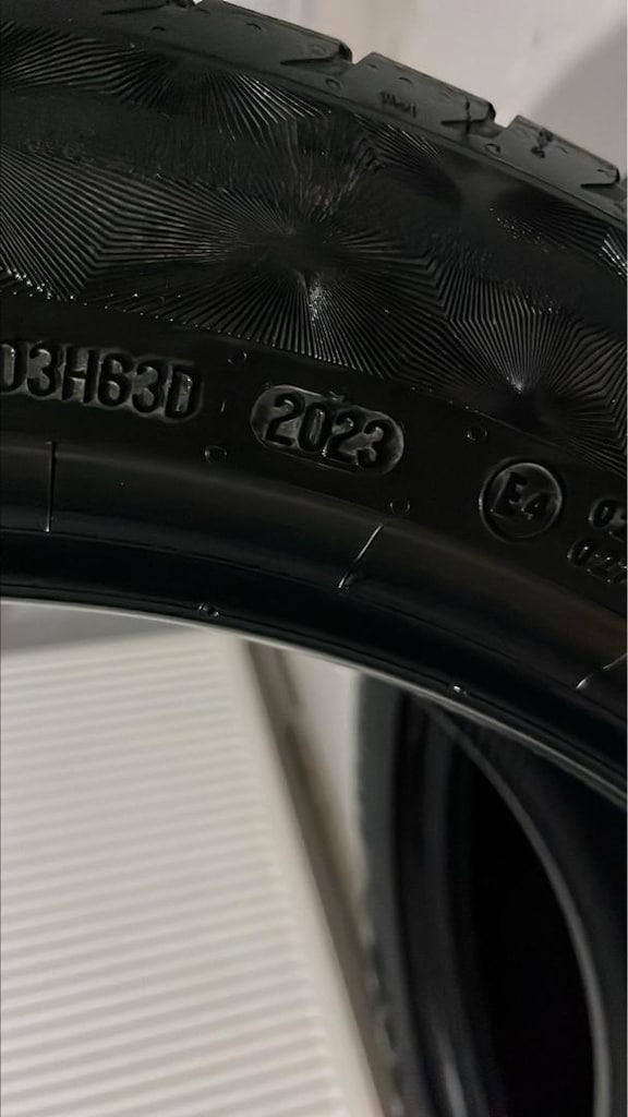 CONTINENTAL 235*50*19 - 4