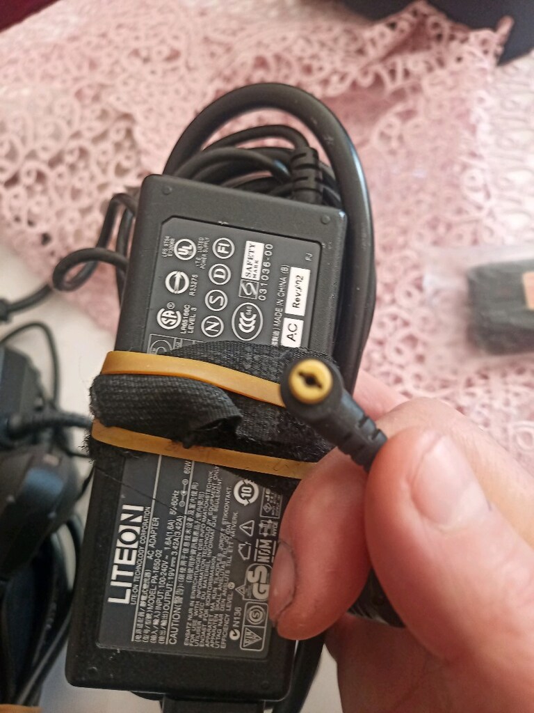 Elimde çeşitli Leptop adaptörleri mevcut fotolarda bakabilirsiniz - 9