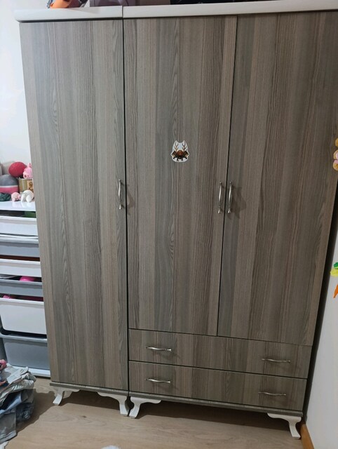3 kapaklı elbise dolabı ve çalışma masası