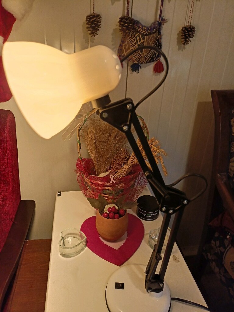 Akrobat 360 derece beyaz masa lambası. - 3