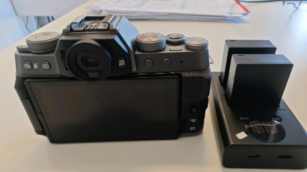 Fujifilm xt200 bady + üç batarya+ şarj cihazı - 3