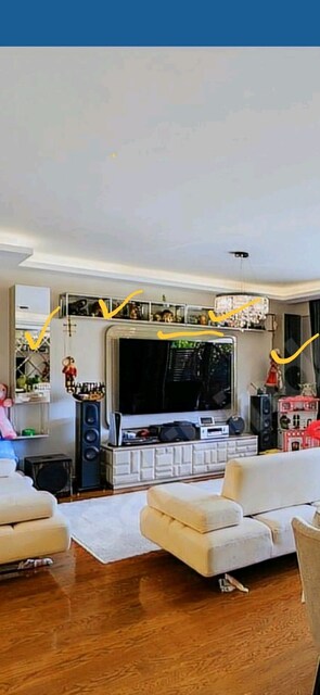TV ünitesi seti ve camlı dolaplar