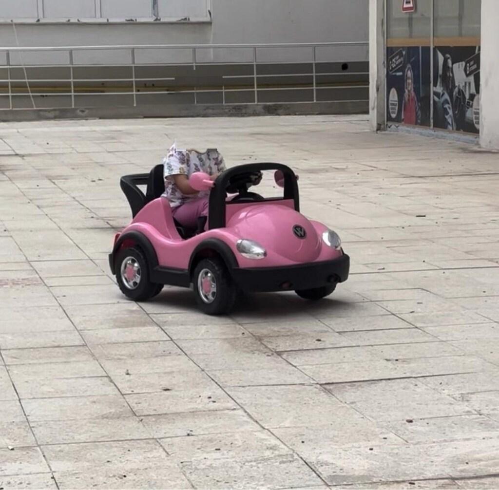 volkvagen pembe akülü araba - 3