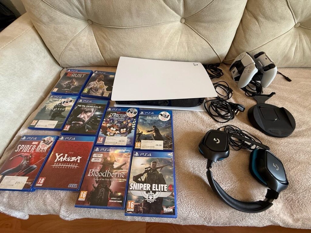 Playstation 5 + 2 Kol ve Şarj İstas, 10 PS4 Oyunu ve Logitech Kulaklık - 6