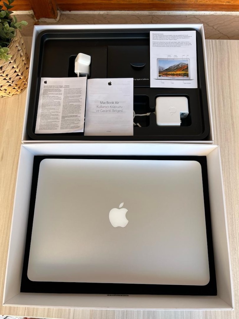 Apple MacBook Air 13.3” i5-5250 8gb Ram 128gb - 2
