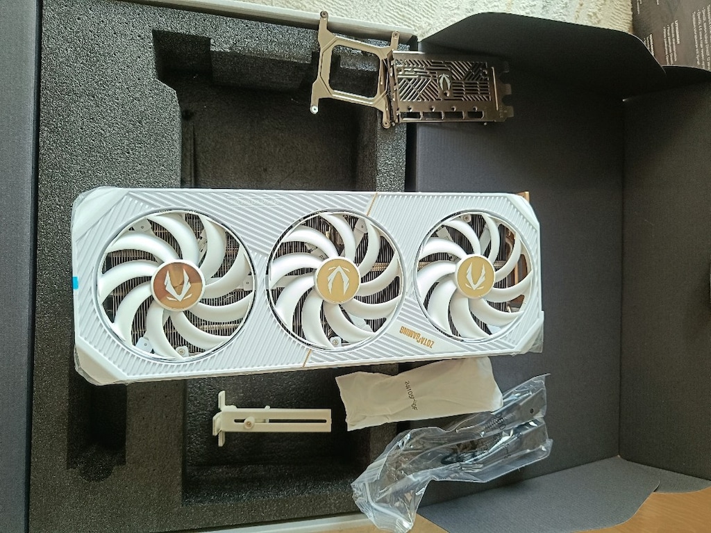 ZOTAC GAMING GeForce RTX 5090 SOLID OC White Edition – Soğutucu seti - 3