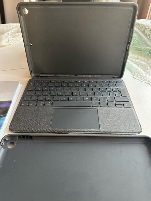 Logitech Combo Touch İpad 7 8 9.nesil için takaslı