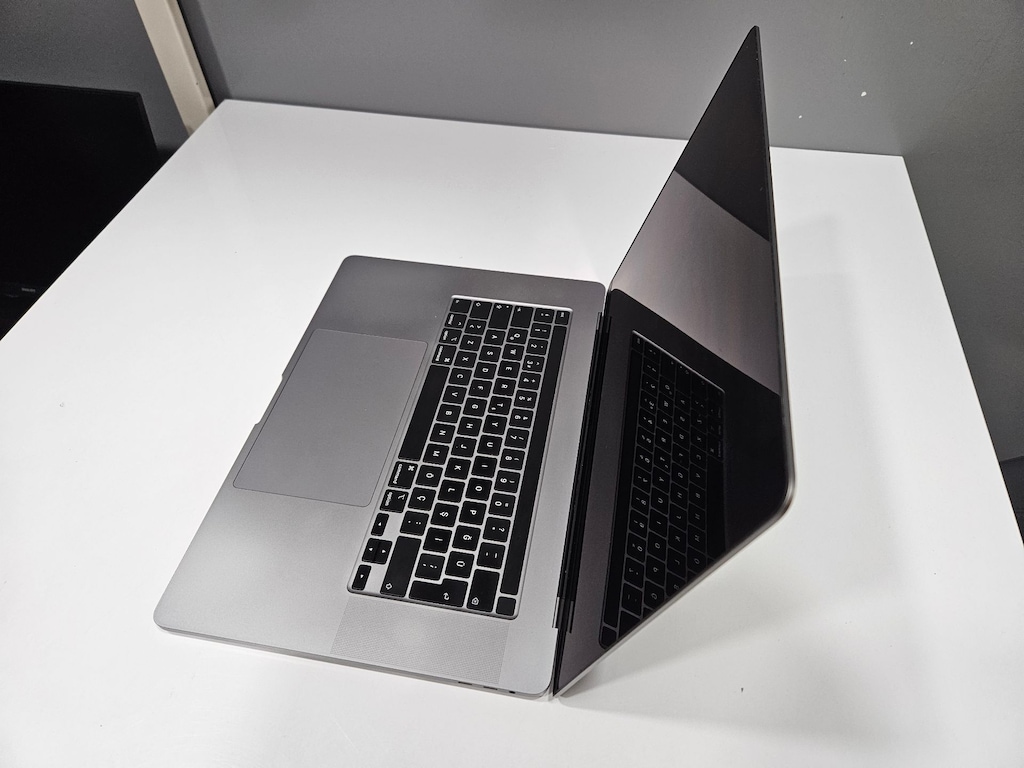 MACBOOK PRO +16 İNÇ+i7 +16 GB RAM+500 GB SSD+ PİL DEVRİ 260 - 4