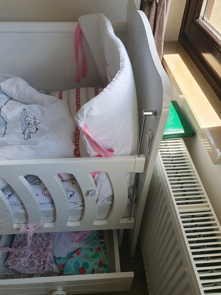 Temiz ve Kullanışlı Altı Çekmeceli Bebek Karyolası (Beşik) - 3