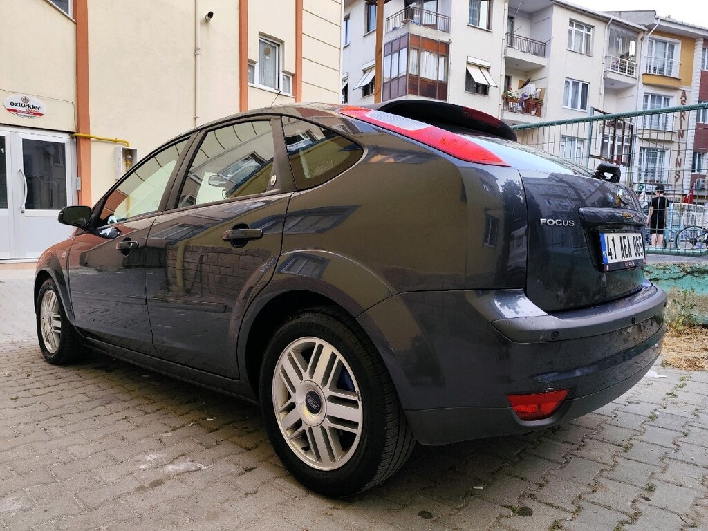 Ford Focus Ghia 1.6 2007 Model - 3