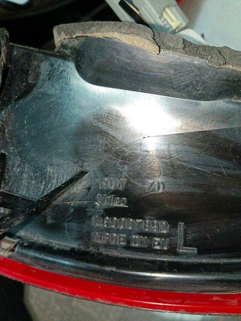 volvo × C60 sol arka stop orjinal çıkma sadece elimle gösterdiğim yer - 17