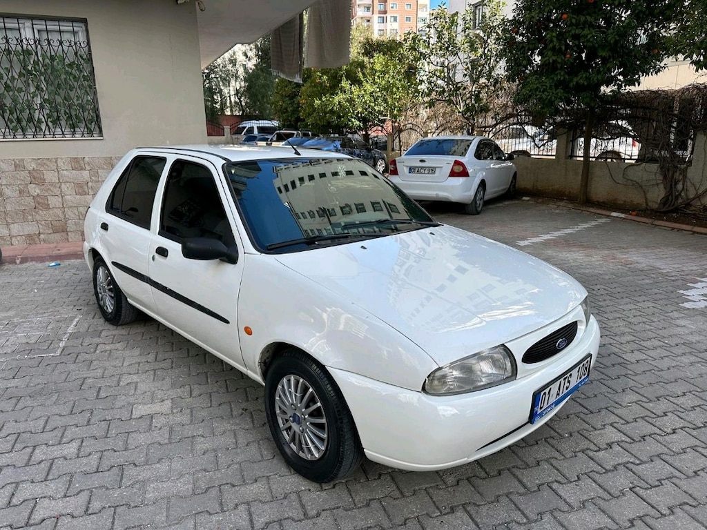 Beyaz Ford Fiesta - 2