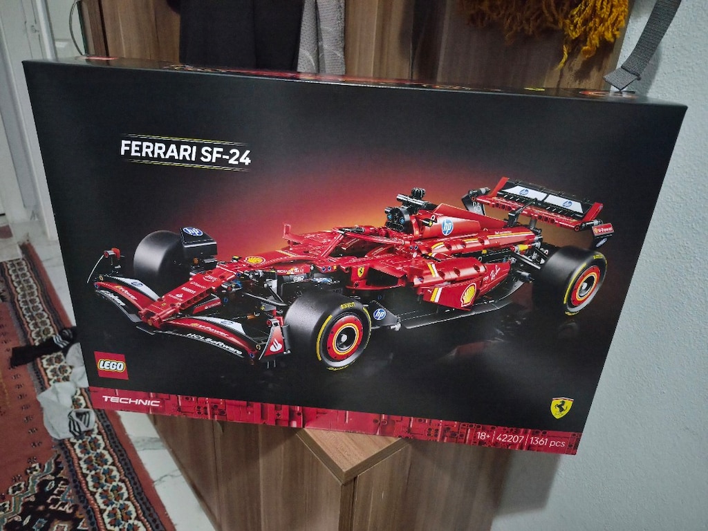 LEGO Technic Ferrari SF-24 F1 Araba 42207 - 1361 Parça - 2