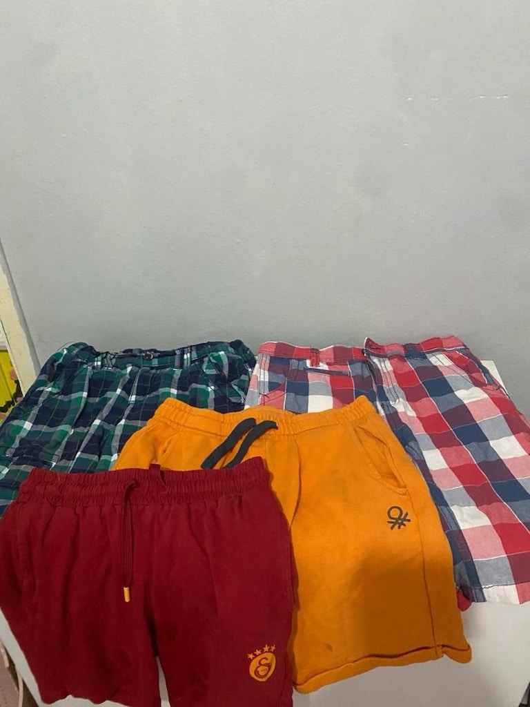 Çocuklar için kısa boy şortlar; bordo, turuncu, yeşil ve ekose desenl