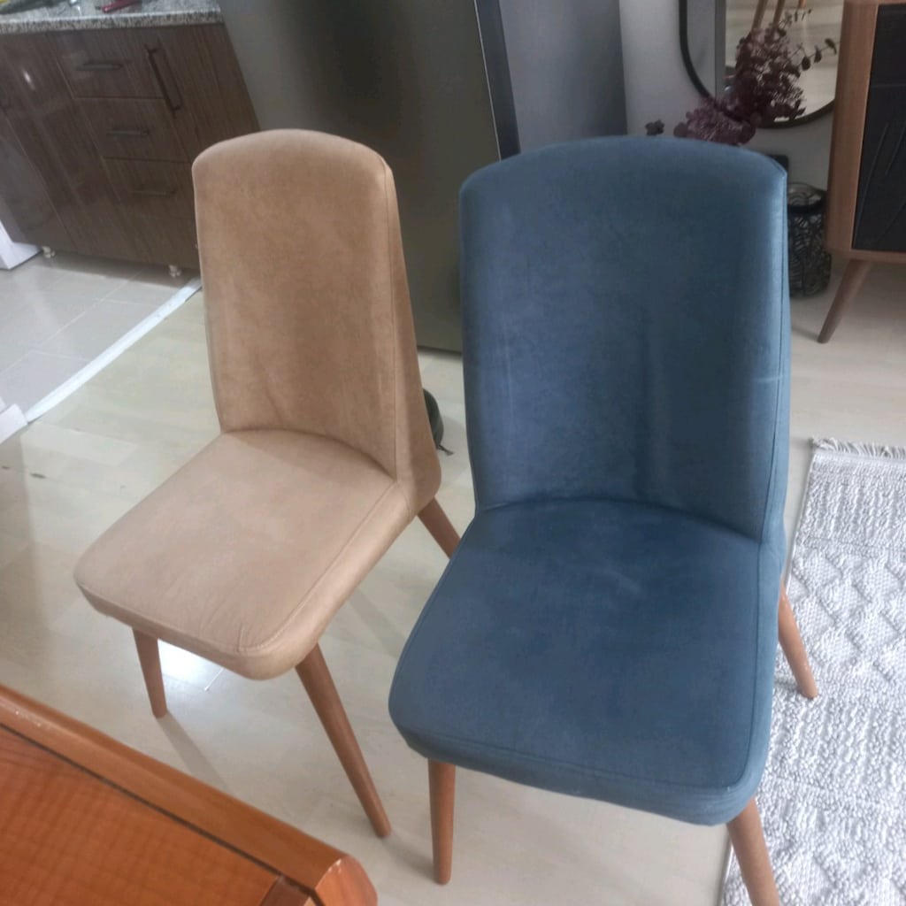 Ahşap bacak 6 adet sandalye 4 du saglam 2 si bacaklari sallaniyo.