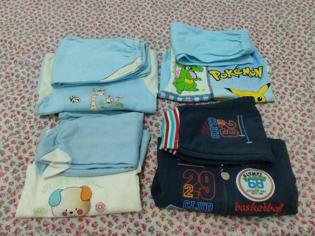 4 bebek takımı. 1 ve 2 yaş uyumlu takımlar. 2.3 yaş kot pantolonda var - 3