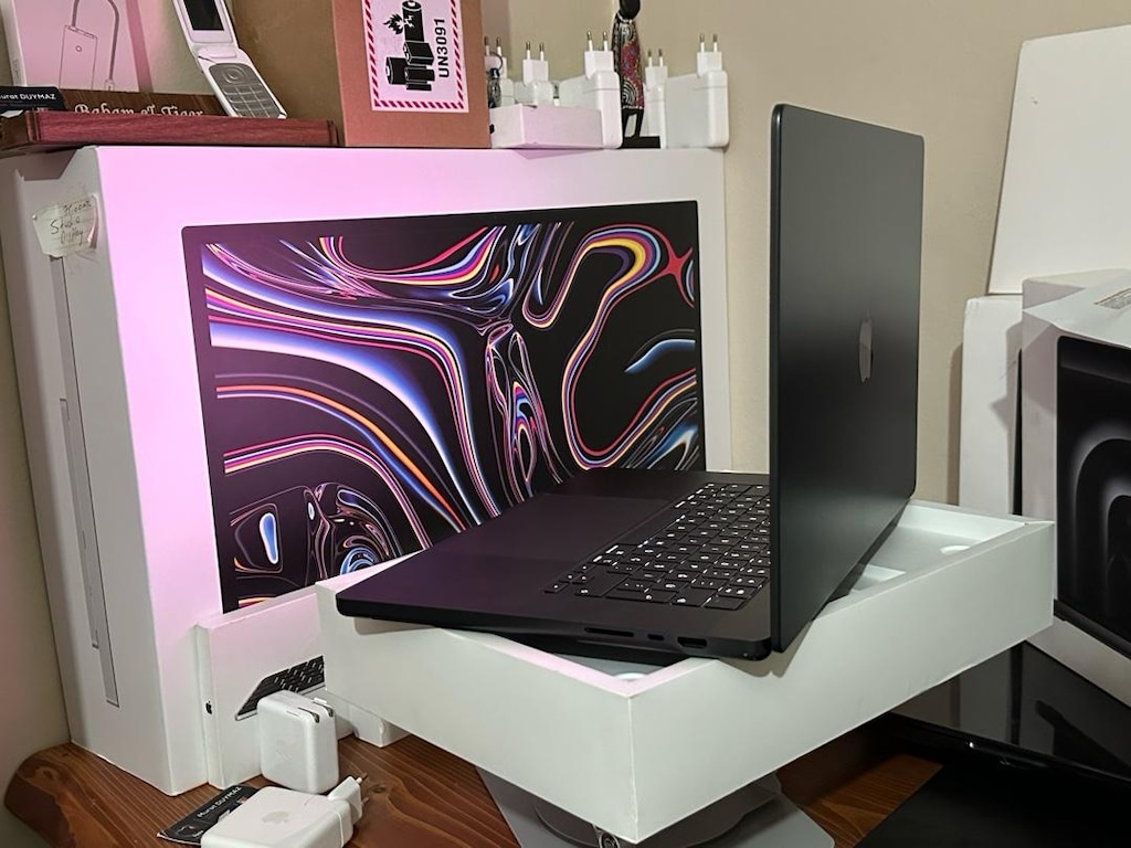 10 günlük projede kullanıldı Macbook pro M5 pro 24 gb ram 1 tb ssd - 9