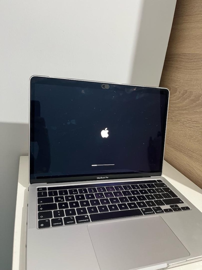 MacBook Pro M2 8GB, 256GB - 4