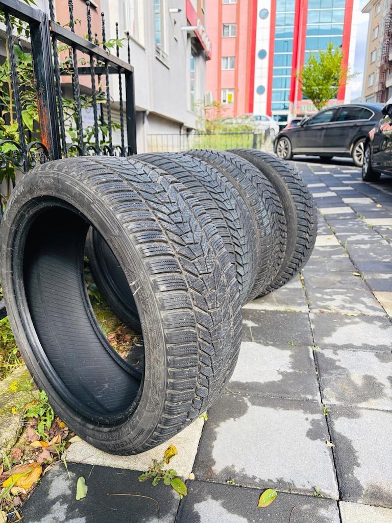 Hankook Winter Evo3 Kışlık Lastik 225/45/18 inç. - 2