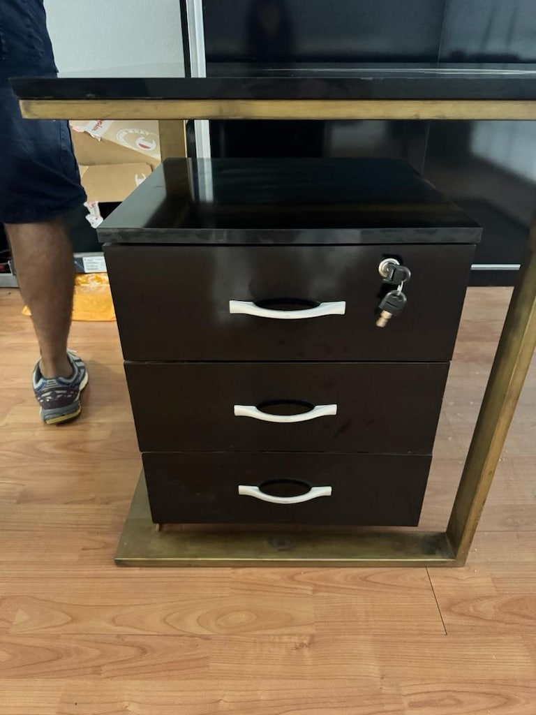 ofis masası + kilitlenebilir komidin - 5
