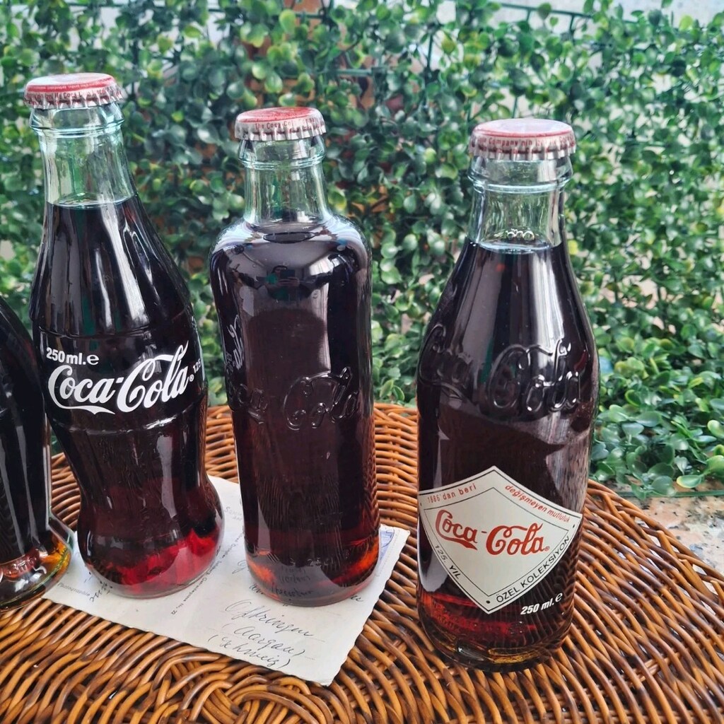 Coca cola 125.Yıl özel koleksiyonu şişe seti (1899-1957) - 9